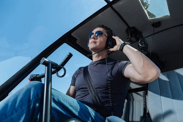 Ernstige helikopterpiloot luisteren naar luchtverkeersleider — Stockfoto