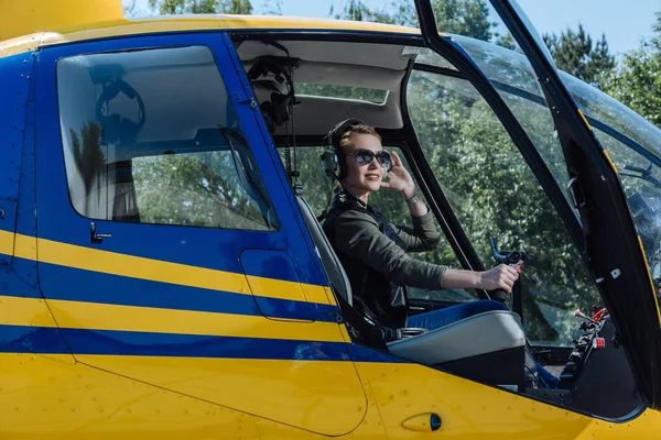 Mijn Hobby Prachtige Vrouwelijke Piloot Zitten Een Helikopter Poseren Voor — Stockfoto