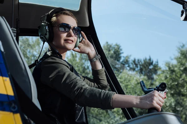 Close up van een vrij vrouwelijke piloot poseren in helikopter — Stockfoto