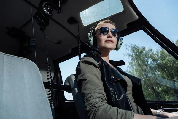 Charming female helicopter pilot waiting for passenger — Stock Photo, Image