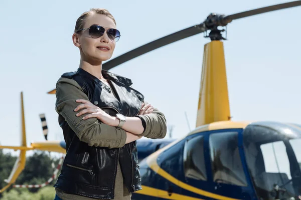 Prachtige vrouwelijke piloot poseren alvorens helikopter rit — Stockfoto