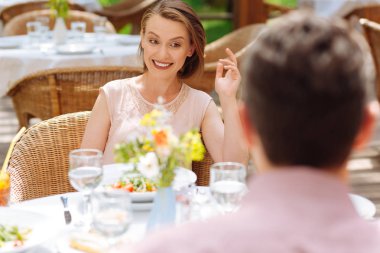 Sarışın kadın kocası ile konuştuktan sonra şaşırmış duygu