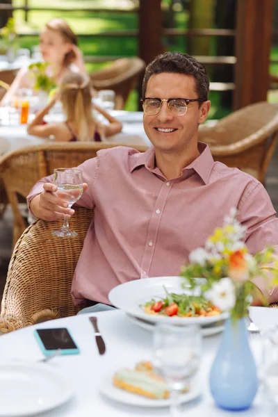 Sonriente hombre sentirse relajado durante la cena —  Fotos de Stock