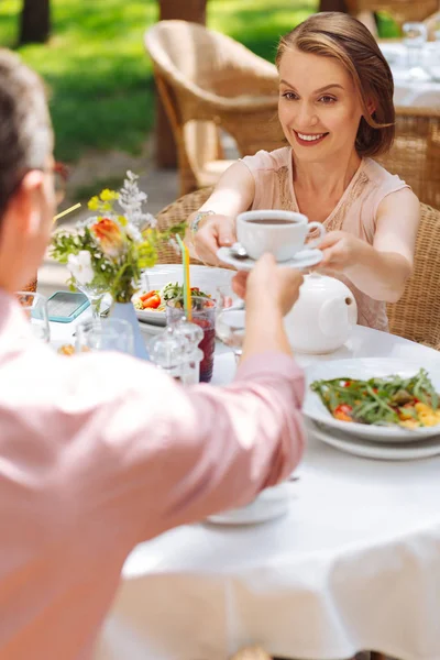 Mujer sonriente dando taza de café a su novio —  Fotos de Stock