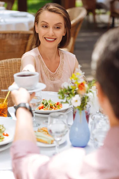 Vackra mörkögda kvinnan äter hälsosam sallad — Stockfoto