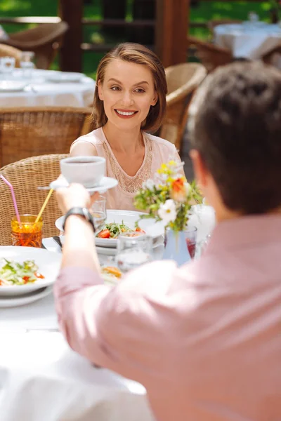 Couple of happy beautiful personalities eating out — Stock Photo, Image