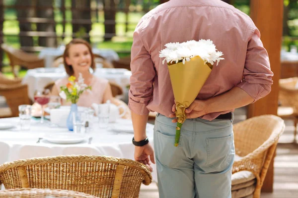 Cuidando marido presentando bonitas flores a la esposa —  Fotos de Stock