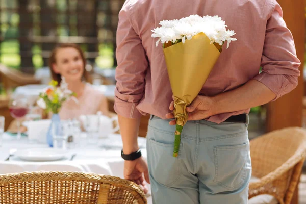 Hombre cariñoso presentando manzanillas a su novia de cumpleaños —  Fotos de Stock