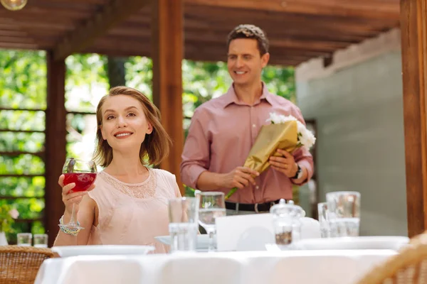 Mujer de ojos oscuros disfrutando de la cena con su novio —  Fotos de Stock