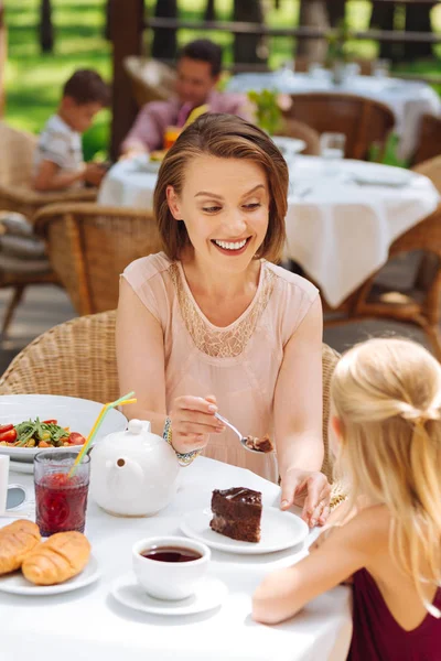 Beaming mãe e filha comer croissants e brownie — Fotografia de Stock