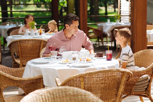 Rubia de pelo hijo con camisa a rayas desayunando —  Fotos de Stock