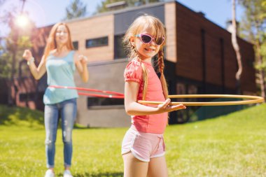 Sevimli küçük kız hulahup arka bahçede yapıyor