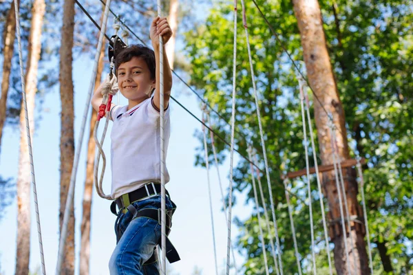 Vrolijke preteen jongen touwbaanparcours bewegen — Stockfoto