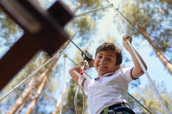 Upbeat preteen jongen lachend uit touw park proef — Stockfoto