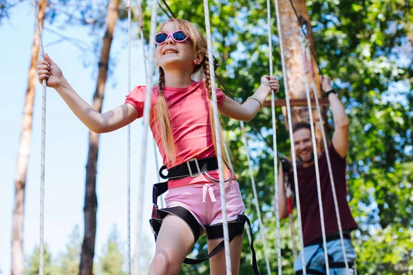 Alegre chica siendo seguido por padre en cuerda park —  Fotos de Stock