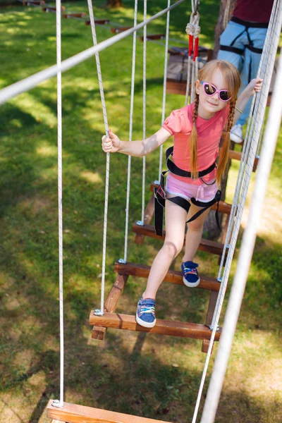 Linda niña posando mientras va camino de parque de cuerda —  Fotos de Stock