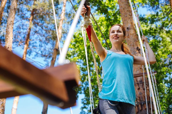 Mejor Momento Agradable Joven Mujer Divirtiéndose Parque Aventuras Mientras Trepa —  Fotos de Stock