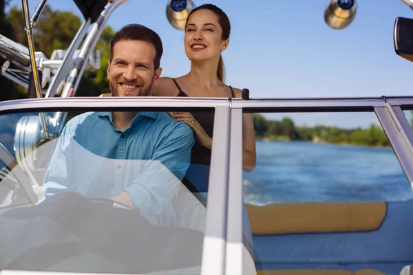 Wesoły para zabawie podczas łódź żeglarstwo — Zdjęcie stockowe