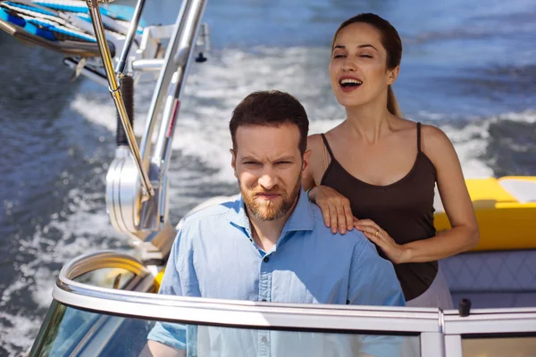 Приятная молодая пара, испытывающая новую яхту — стоковое фото