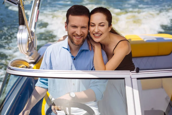 欢快的年轻夫妇在游艇上的处女航程 — 图库照片