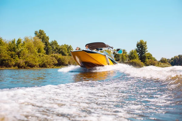 Feliz família velejando um barco a motor rio abaixo — Fotografia de Stock