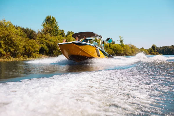 Aangename jonge gezin genieten van een motorboot rijden rivier — Stockfoto