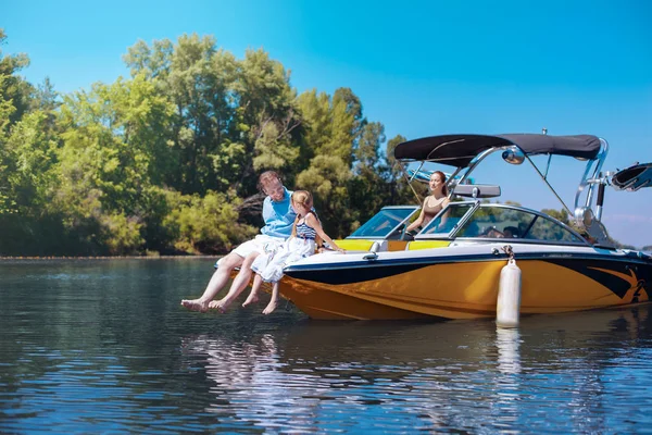 Piacevole padre e figlia a chiacchierare a prua della barca — Foto Stock