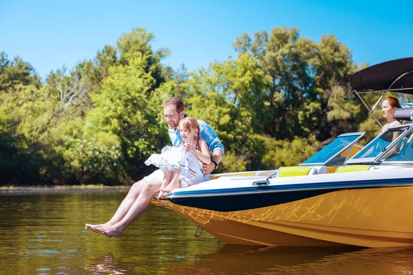 Feliz padre e hija observando peces mientras están sentados en el barco —  Fotos de Stock