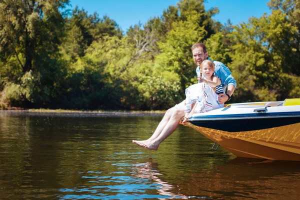 Titta Här Charmig Liten Flicka Sitter Båten Fören Bredvid Hennes — Stockfoto