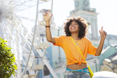 Sokaklarda dans mutlu kıvırcık kadın