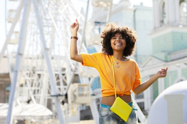 Sokaklarda poz ışık saçan neşeli genç kadın