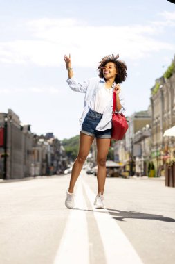 Çok kıvırcık kadın birine sokaklarda sallayarak