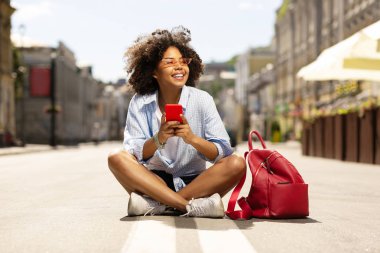 Asfalt üzerinde otururken kadın manifatura büyüleyici