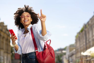 Bir dakika bekle isteyen hoş kıvırcık kadın