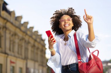 Neşeli kıvırcık kadın onun için beklemek istiyor