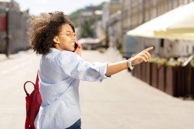 Kadın birini beklemek isteyen süre aramak