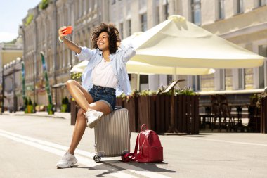 Bavula selfies alarak büyüleyici genç kız