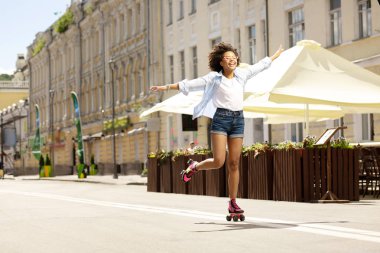 Katolog ve eller yayılan neşeli kıvırcık kız