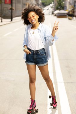 Katolog ve sevimli çarpıcı hoş kıvırcık kız poz