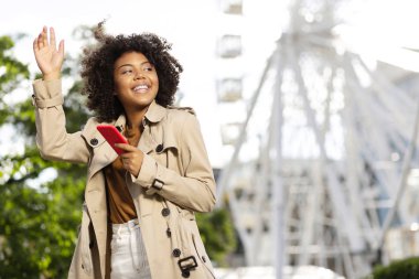 Güzel kıvırcık kadın arkadaşıyla seslendiğini