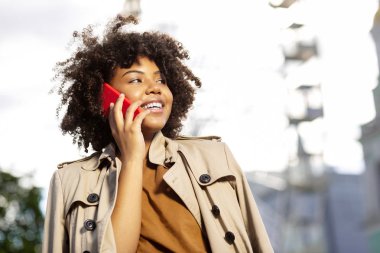 Ailesi arama ve gülümseyen hoş genç kadın