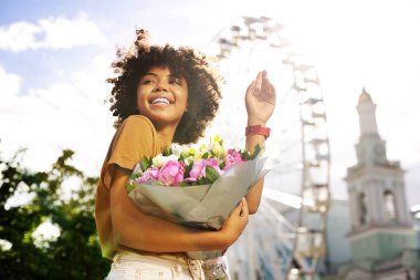 Neşeli kıvırcık kadın randevusu için güle güle demek
