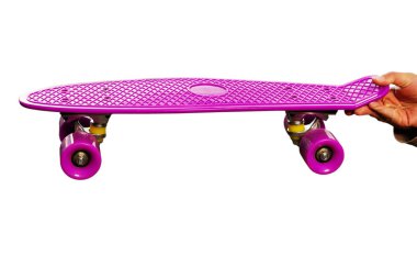 Beyaz arka plan üzerinde izole mor mini kaykay