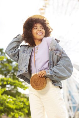 Sevimli kız bir hippi kıyafet Parkı ziyaret