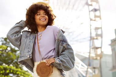 Güzel genç kız eğlence parkı ziyaret