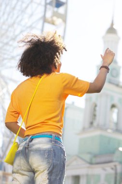 Çan Kulesi dokunmadan sanki poz sevimli kıvırcık kadın