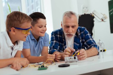 Onun torunları için konuşan olumlu neşeli adam