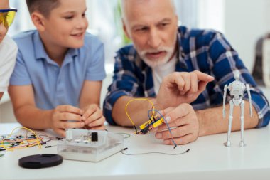 Telleri ile düzeninin seçici odak