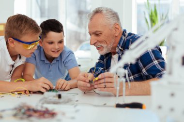 Gülümseyen pozitif yaşlı adam