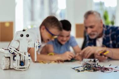 Beyaz bir robot seçici odak